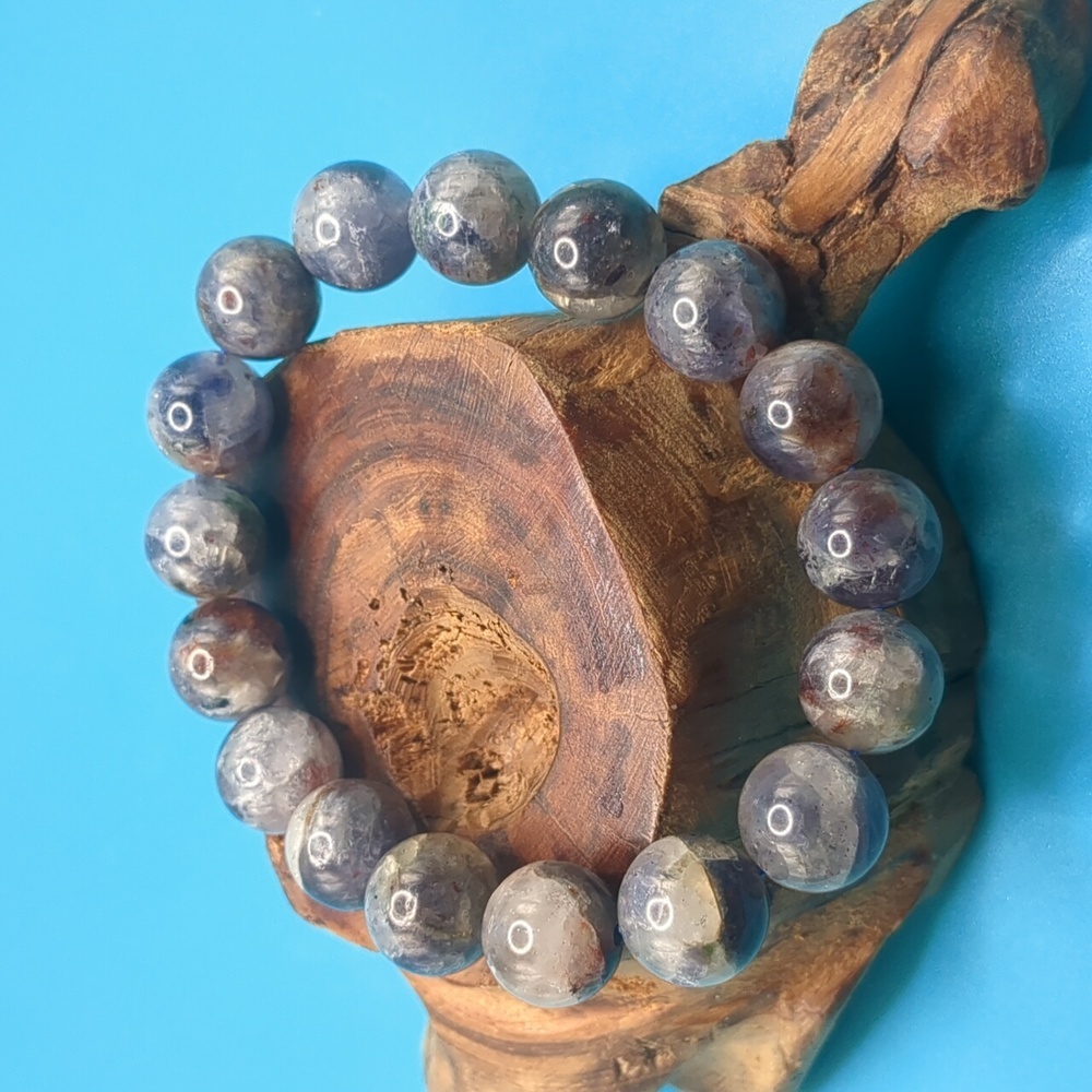 Super flashy iolite bracelet with 12mm beads